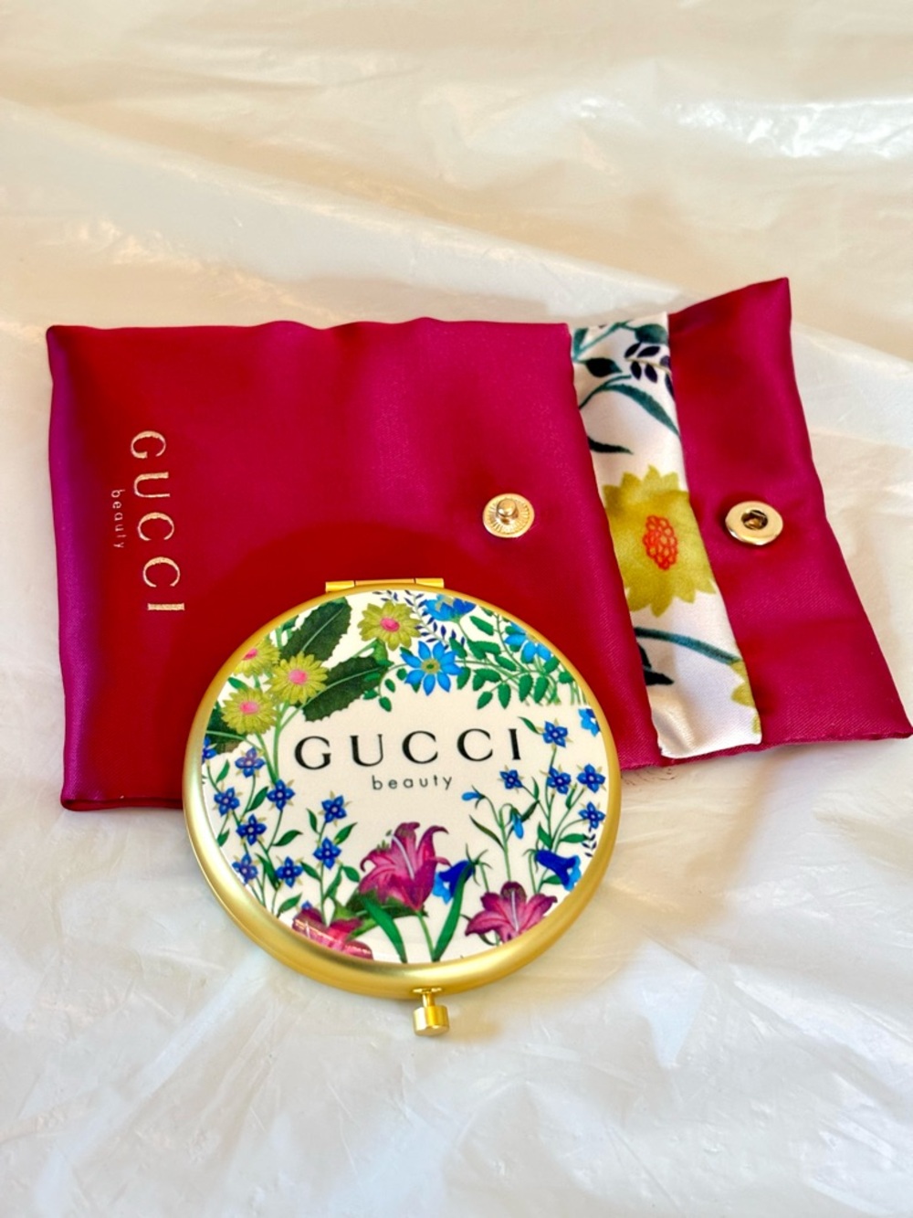 ✨New✨Gucci Floral Compact Mirror with Fuchsia Satin Pouch✨